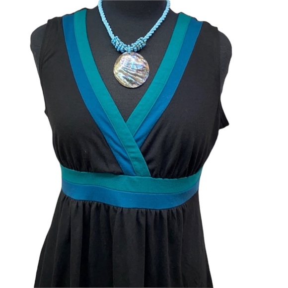 Ana Vneck Sleeveless Blouse - Picture 2 of 4